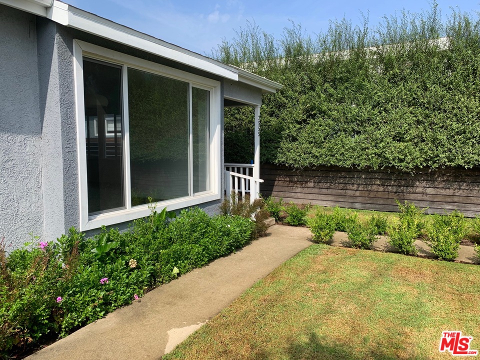 2555 Walnut Avenue Venice, CA 90291 - Photo 3 of 9 a front view of a house with a yard