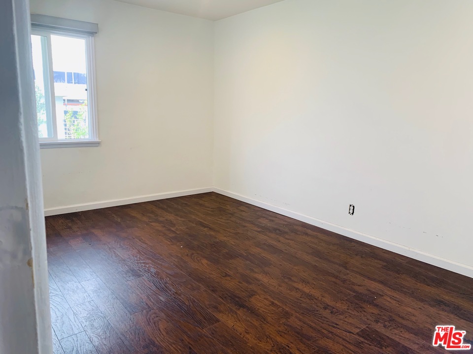 2555 Walnut Avenue Venice, CA 90291 - Photo 8 of 9 an empty room with wooden floor and windows