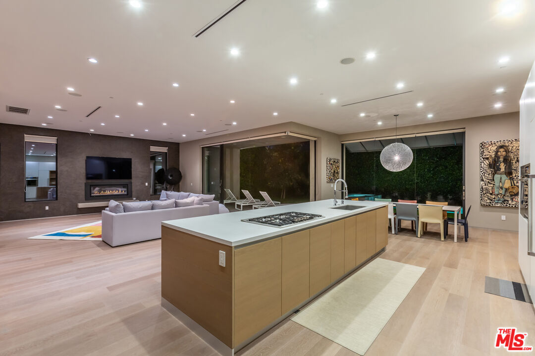808 South Ridgeley Drive Los Angeles, CA 90036 - Photo 12 of 56