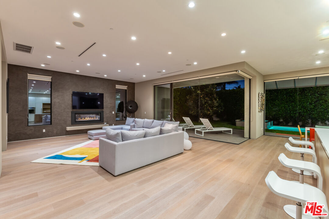808 South Ridgeley Drive Los Angeles, CA 90036 - Photo 15 of 56