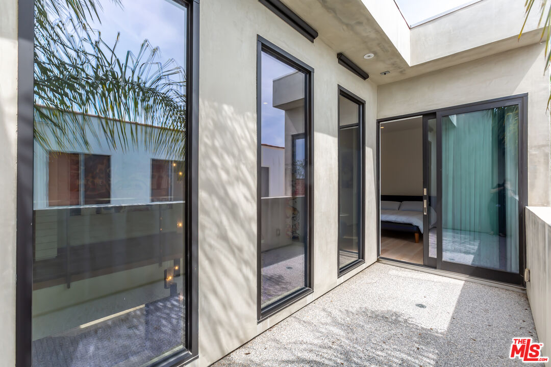 808 South Ridgeley Drive Los Angeles, CA 90036 - Photo 29 of 56