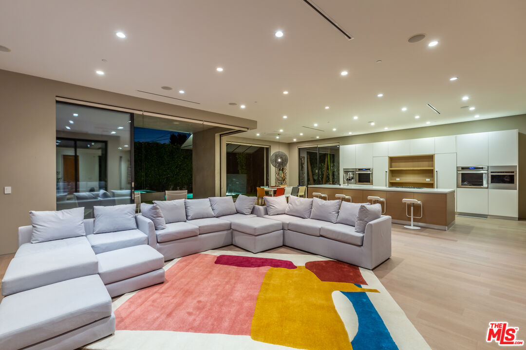 808 South Ridgeley Drive Los Angeles, CA 90036 - Photo 8 of 56