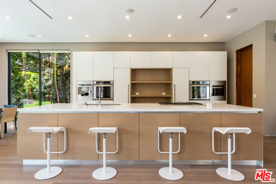 808 South Ridgeley Drive Los Angeles, CA 90036 - Photo 9 of 56
