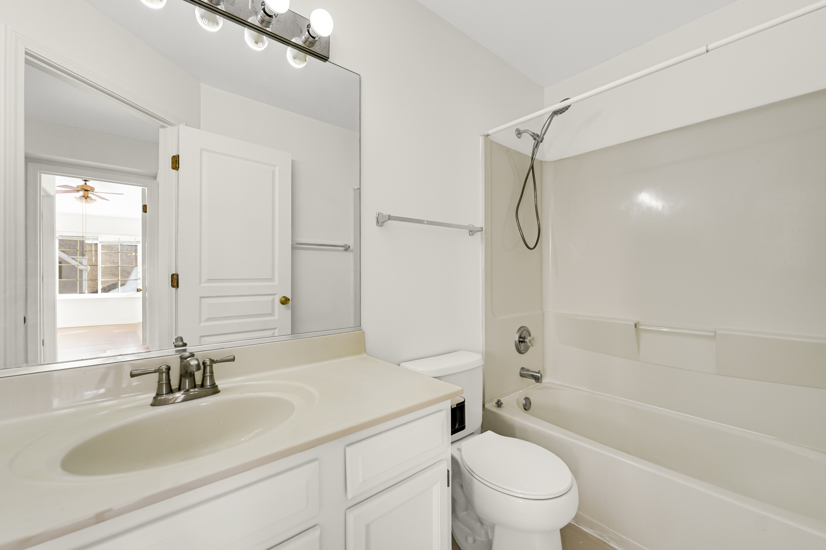 1599 Spaulding Road Bartlett, IL 60103 - Photo 15 of 23 Gallery Image 15