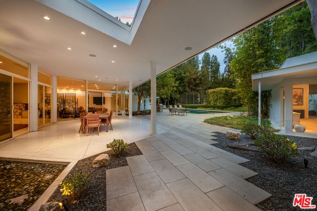 $28,999,999 | 1010 North Rexford Drive, Beverly Hills, CA 90210