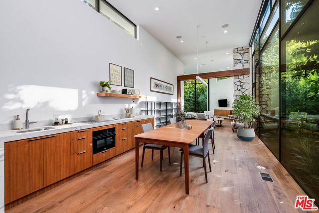 $28,999,999 | 1010 North Rexford Drive, Beverly Hills, CA 90210