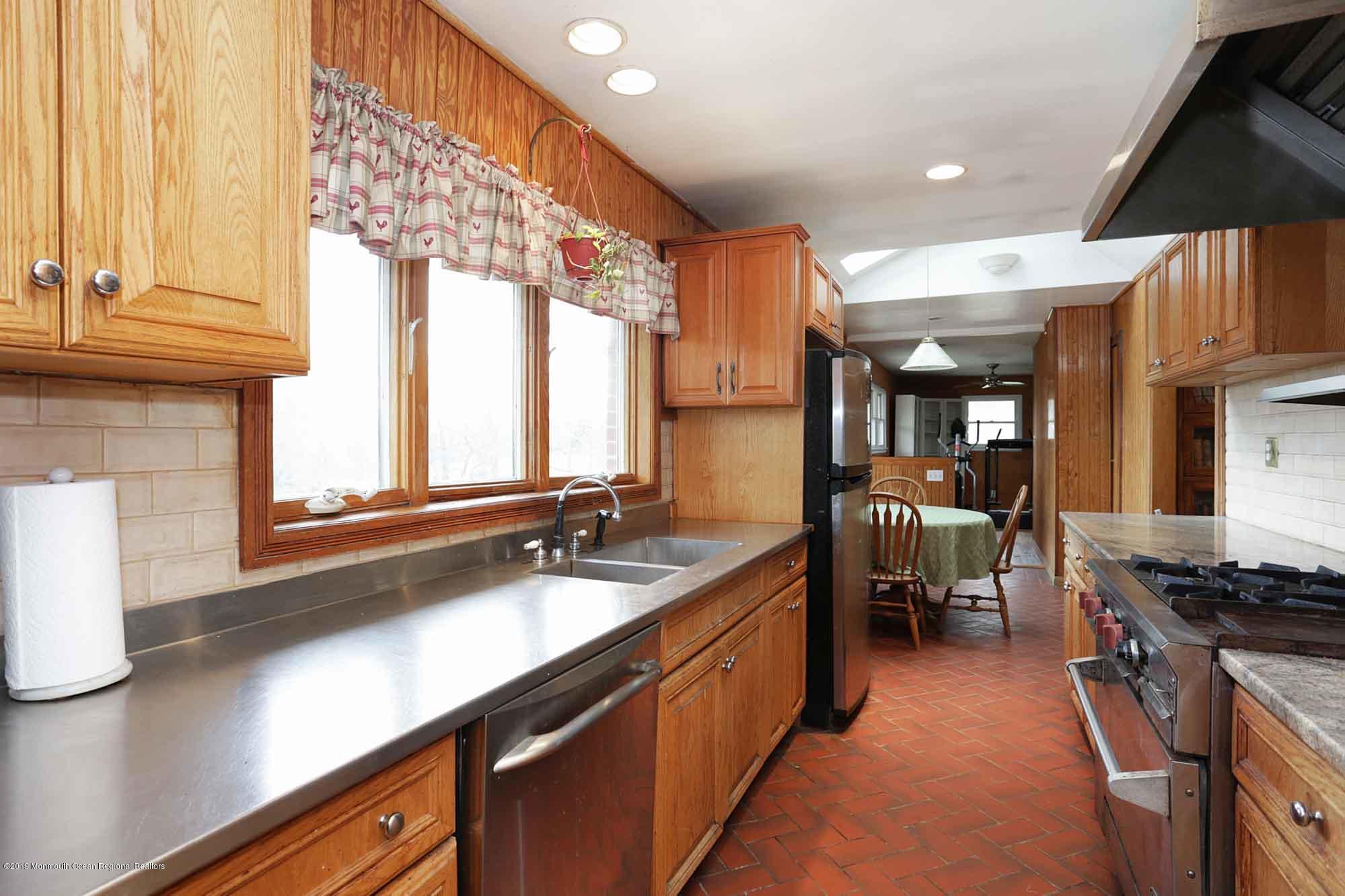 670 Lloyd Road Aberdeen, NJ 07747 - Photo 17 of 27 IMG_1142