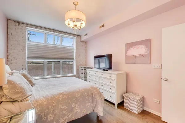 $315,000 | 1962 West Lawrence Avenue, Unit 201, Chicago, IL 60640