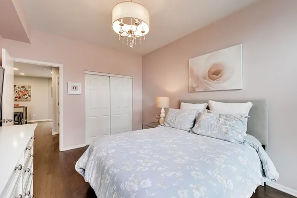$315,000 | 1962 West Lawrence Avenue, Unit 201, Chicago, IL 60640