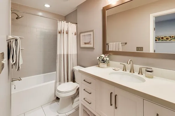 $315,000 | 1962 West Lawrence Avenue, Unit 201, Chicago, IL 60640