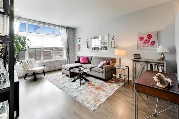 $315,000 | 1962 West Lawrence Avenue, Unit 201, Chicago, IL 60640