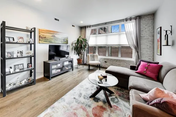 $315,000 | 1962 West Lawrence Avenue, Unit 201, Chicago, IL 60640