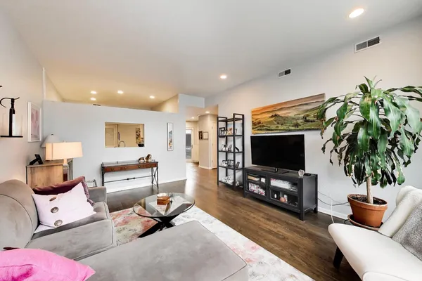 $315,000 | 1962 West Lawrence Avenue, Unit 201, Chicago, IL 60640
