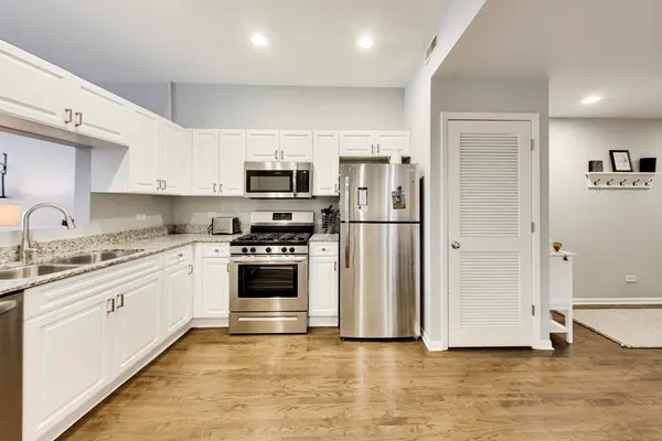 $315,000 | 1962 West Lawrence Avenue, Unit 201, Chicago, IL 60640