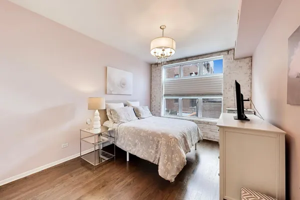 $315,000 | 1962 West Lawrence Avenue, Unit 201, Chicago, IL 60640