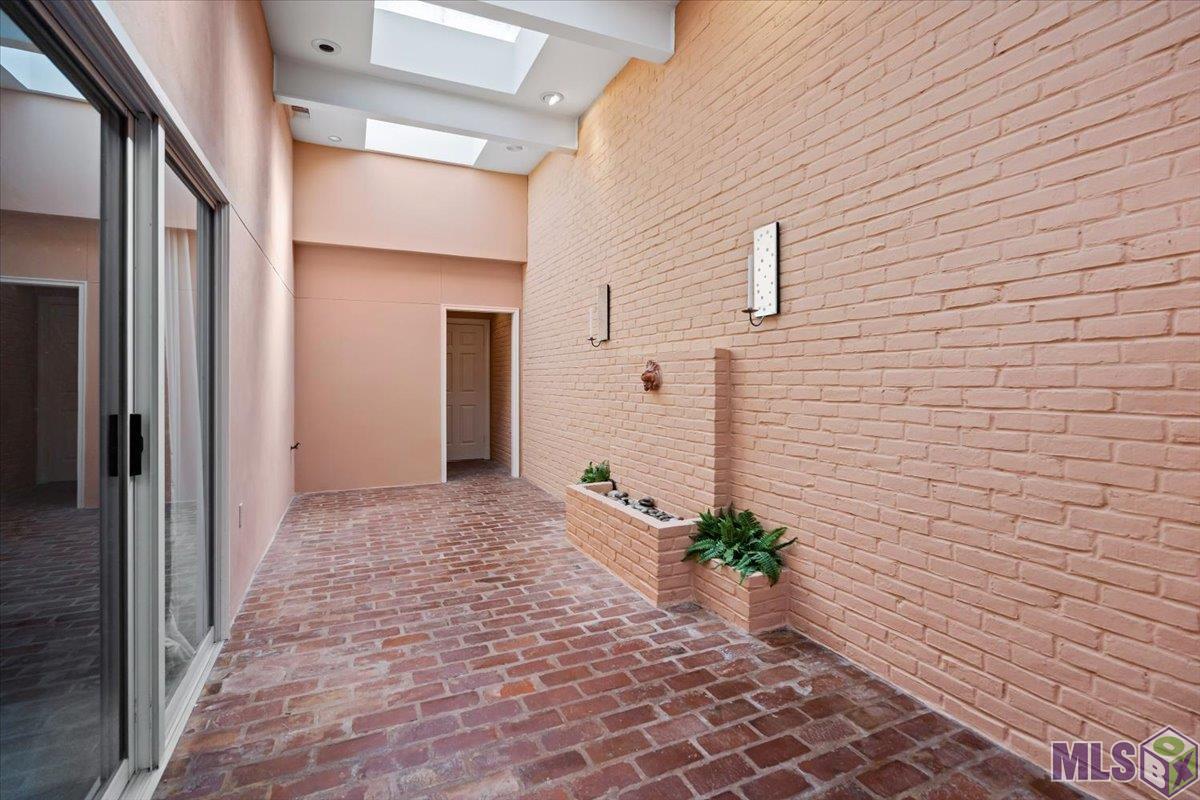 14 Jamestowne Court Baton Rouge, LA 70809 - Photo 14 of 23 Interior Courtyard