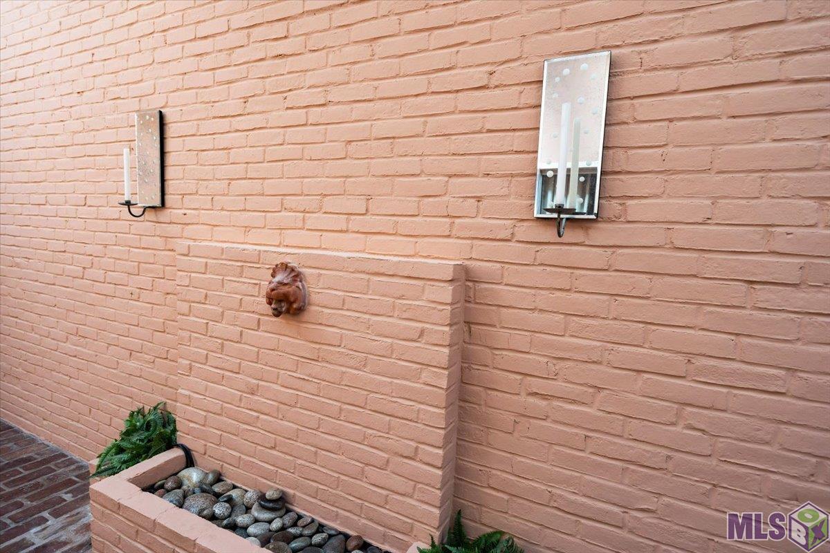 14 Jamestowne Court Baton Rouge, LA 70809 - Photo 15 of 23 Wall Water Feature