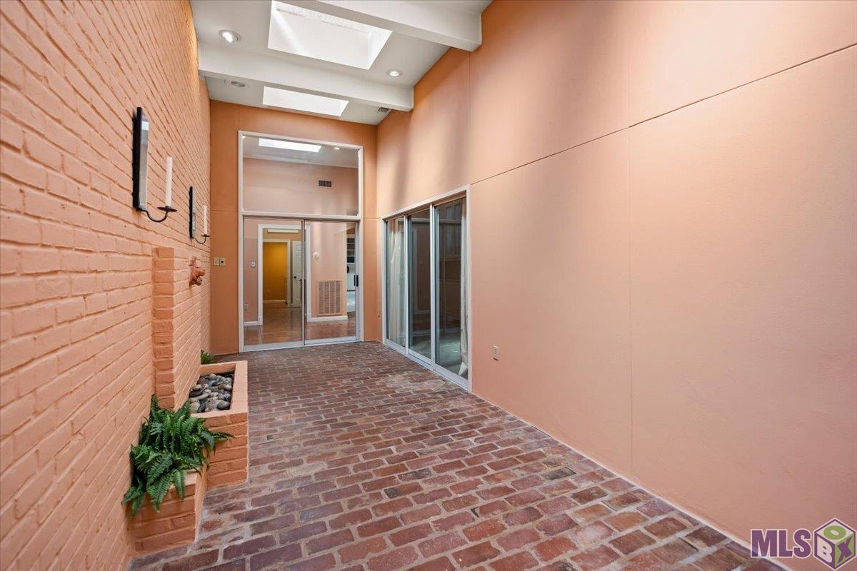 14 Jamestowne Court Baton Rouge, LA 70809 - Photo 16 of 23 Entrance to Interior Courtyard from Garage