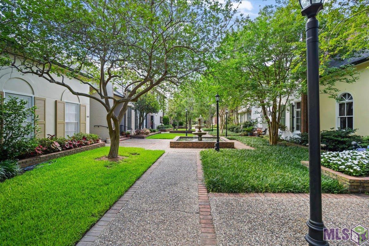 14 Jamestowne Court Baton Rouge, LA 70809 - Photo 3 of 23 Beautiful Courtyards
