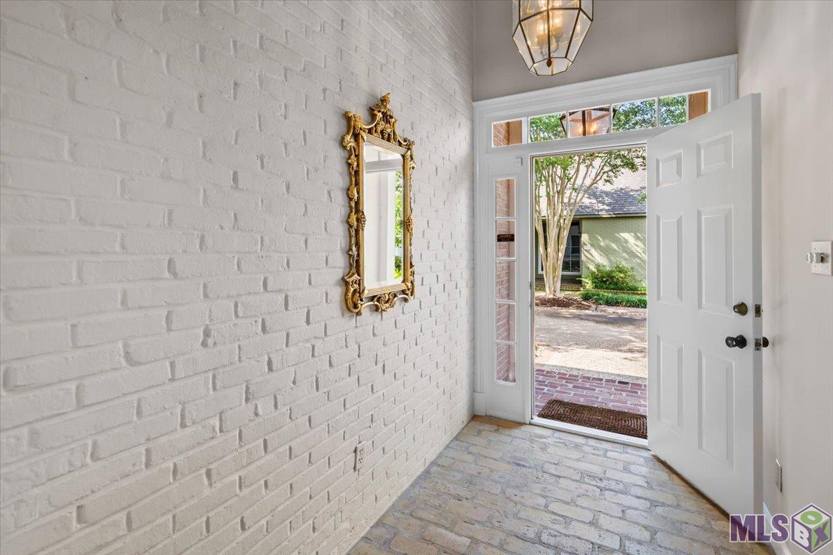 14 Jamestowne Court Baton Rouge, LA 70809 - Photo 6 of 23 Foyer w/ Brick Design