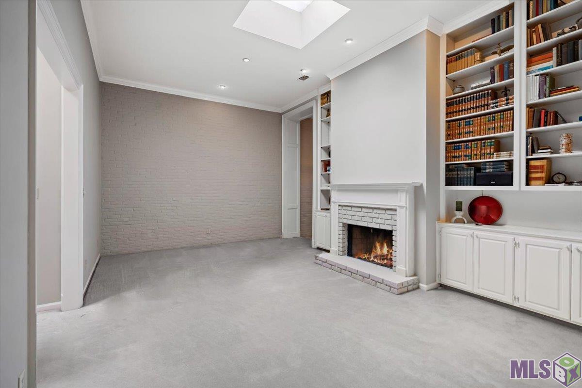 14 Jamestowne Court Baton Rouge, LA 70809 - Photo 7 of 23 Living Room w/ Fireplace & Built-Ins