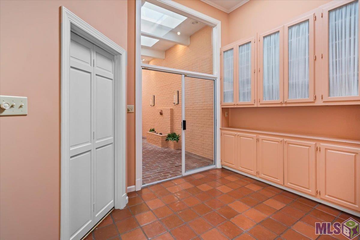 14 Jamestowne Court Baton Rouge, LA 70809 - Photo 10 of 23 Breakfast Room w/ Built-In Buffet