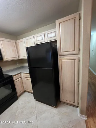 en empty room with windows and ceiling fan