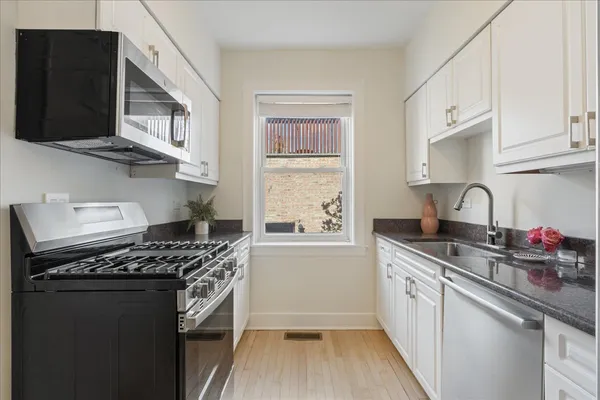 $340,000 | 2248 West Melrose Street, Unit 1E, Chicago, IL 60618