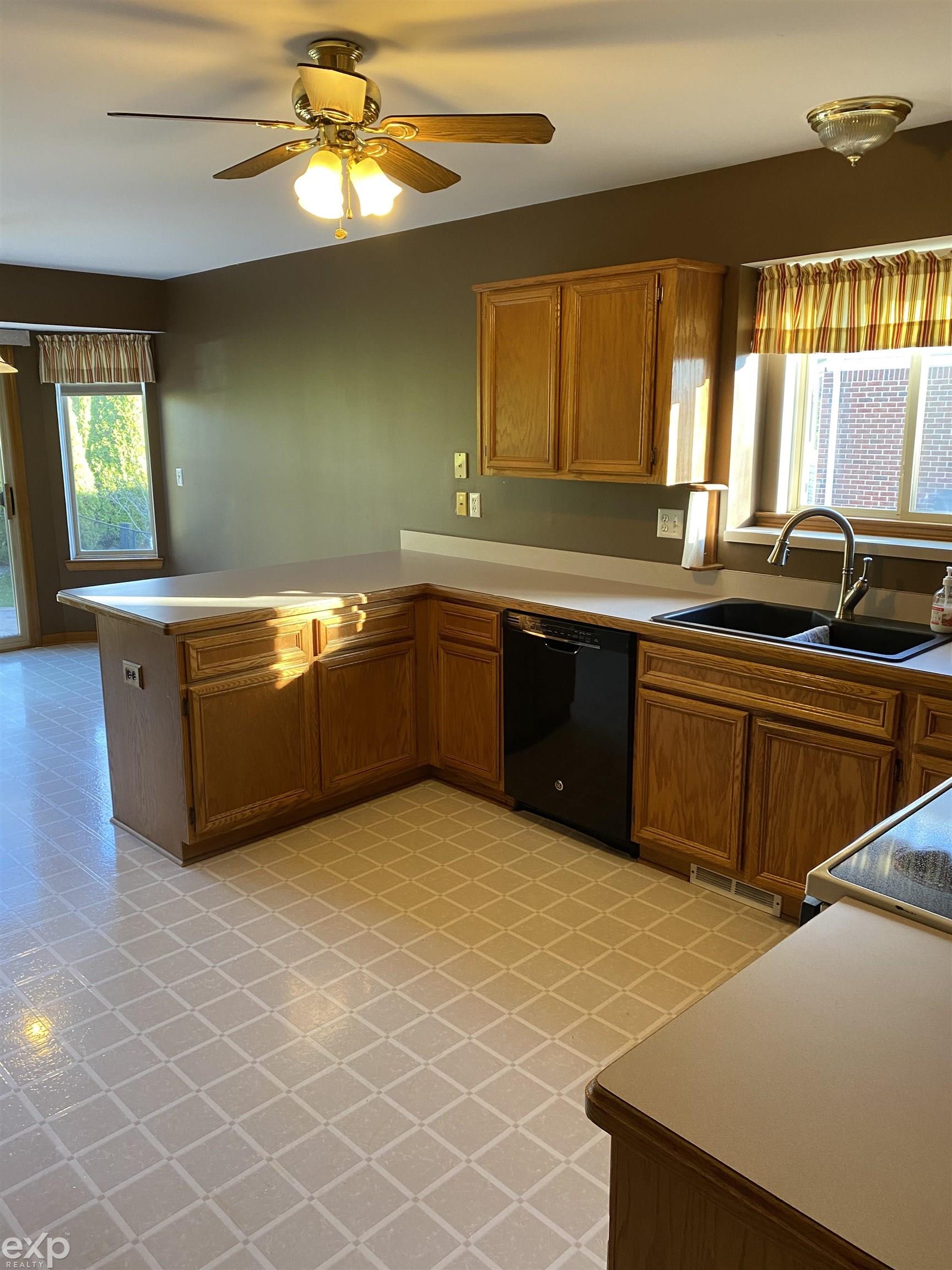 49414 Monte Road New Baltimore, MI 48047 - Photo 4 of 40 50095471-3.JPG