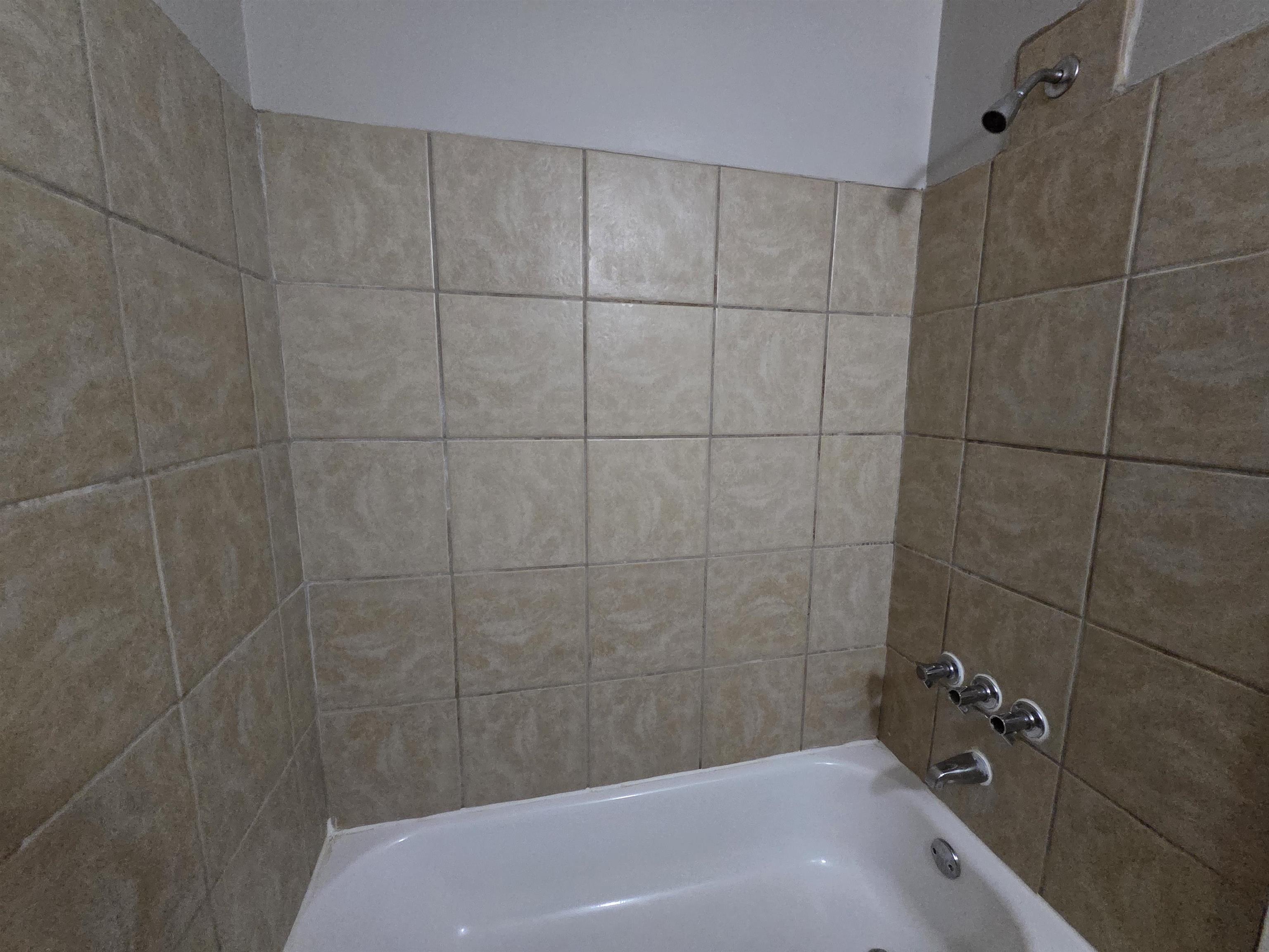 802 North Dunlap Street Memphis, TN 38107 - Photo 16 of 18 Full bathroom featuring bathing tub / shower combination
