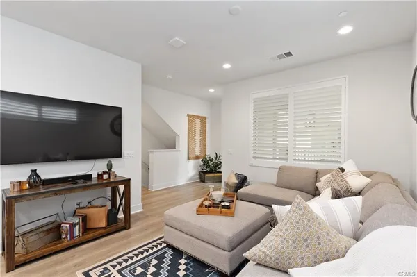 $4,500 | 143 Tenor, Irvine, CA 92618