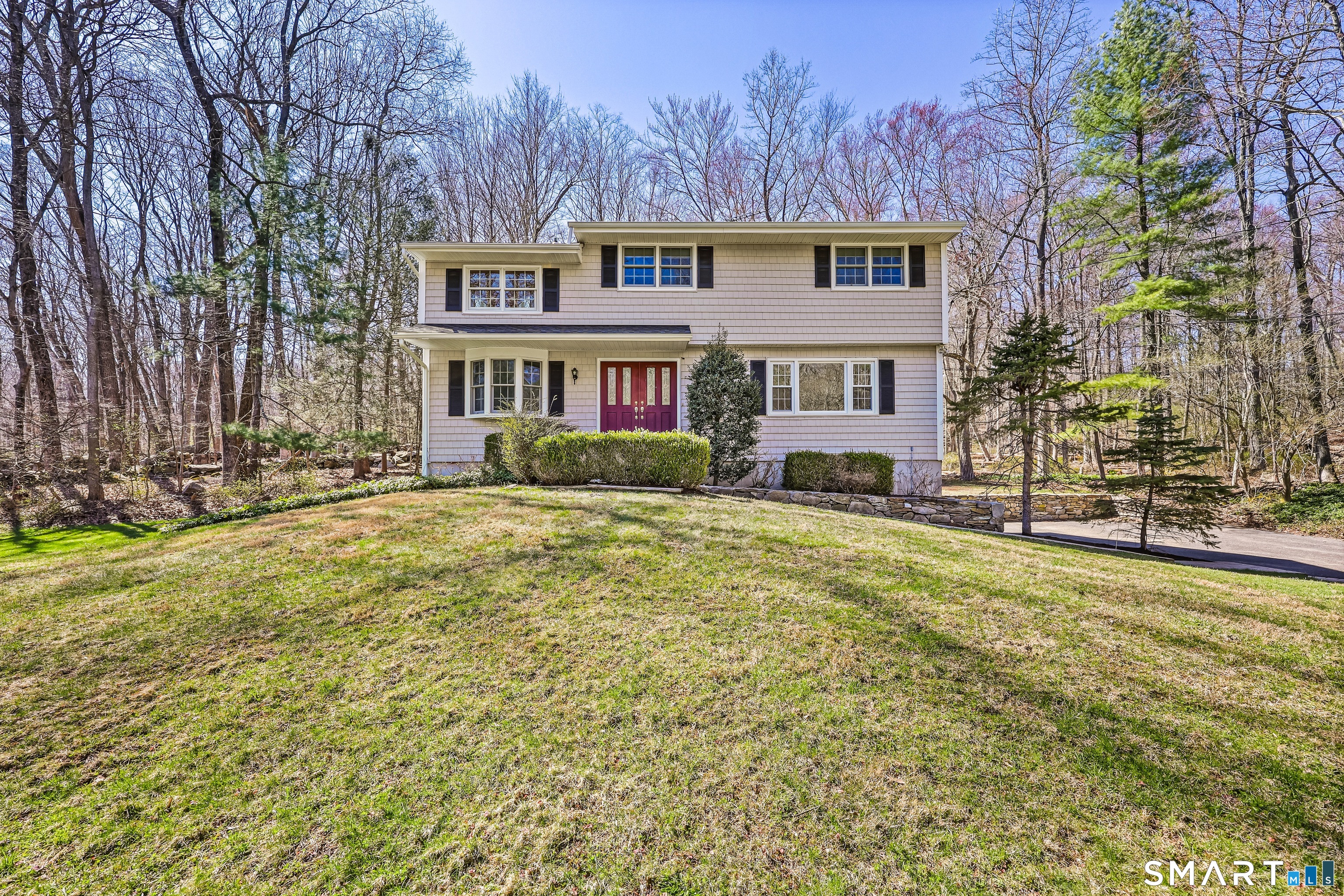 Sunny, charming colonial!