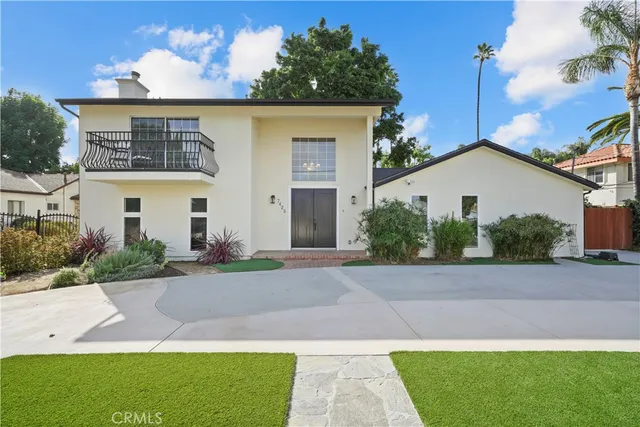 $7,995 | 7425 Vanalden Avenue, Reseda, CA 91335