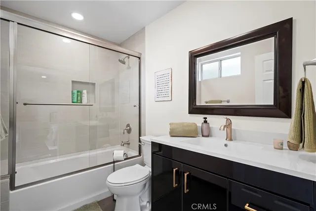 $7,995 | 7425 Vanalden Avenue, Reseda, CA 91335