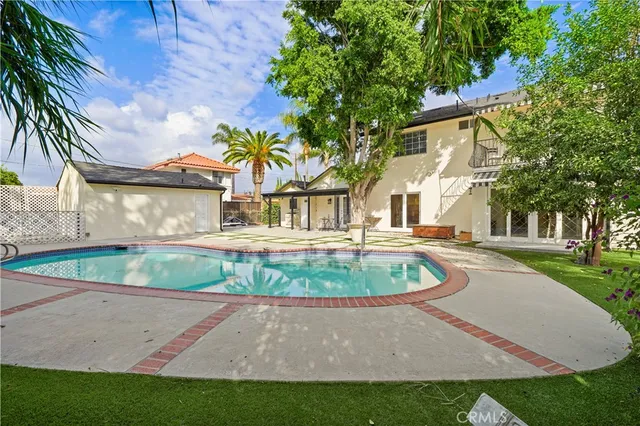 $7,995 | 7425 Vanalden Avenue, Reseda, CA 91335