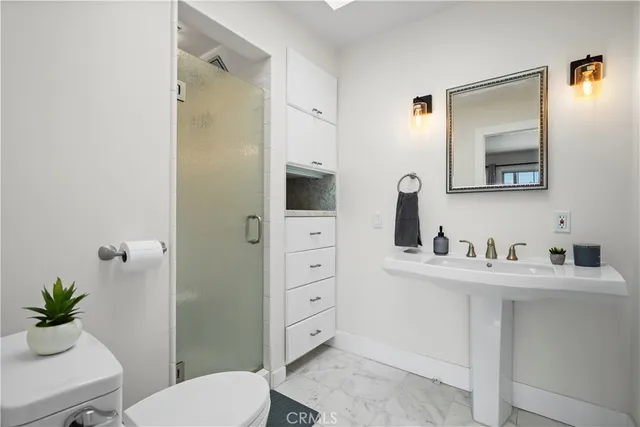 $7,995 | 7425 Vanalden Avenue, Reseda, CA 91335