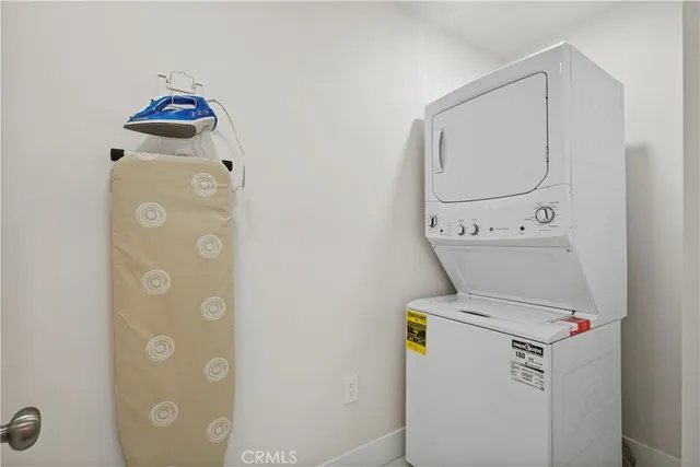 $7,995 | 7425 Vanalden Avenue, Reseda, CA 91335