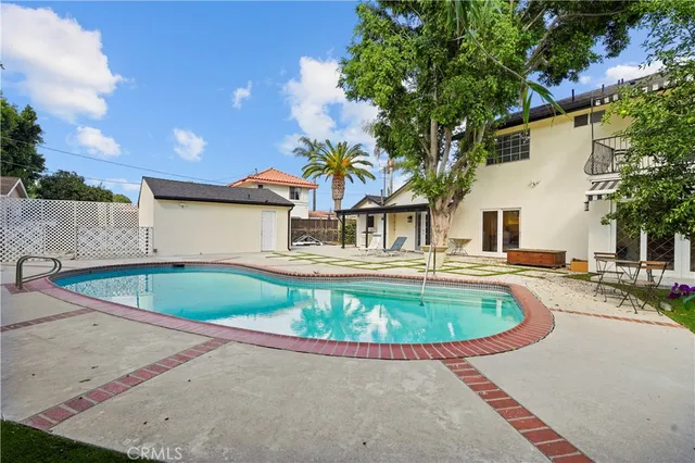 $7,995 | 7425 Vanalden Avenue, Reseda, CA 91335