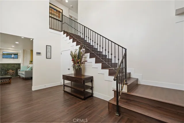 $7,995 | 7425 Vanalden Avenue, Reseda, CA 91335