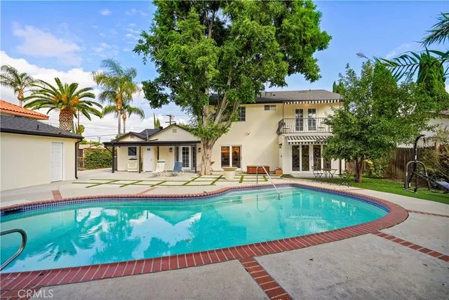 $7,995 | 7425 Vanalden Avenue, Reseda, CA 91335