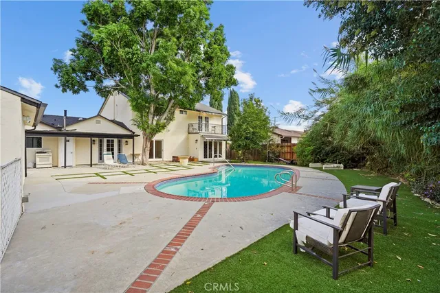 $7,995 | 7425 Vanalden Avenue, Reseda, CA 91335