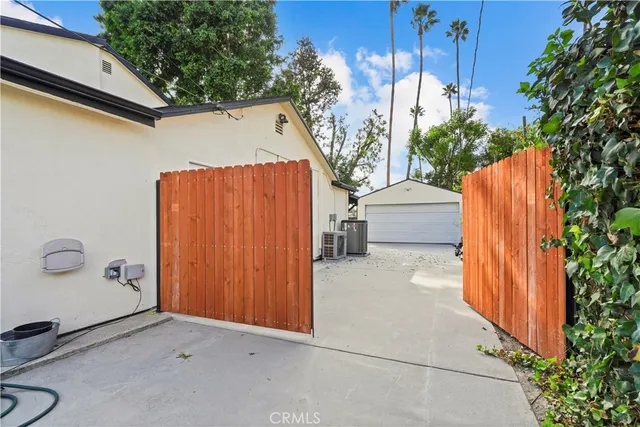 $7,995 | 7425 Vanalden Avenue, Reseda, CA 91335