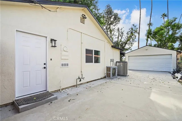 $7,995 | 7425 Vanalden Avenue, Reseda, CA 91335