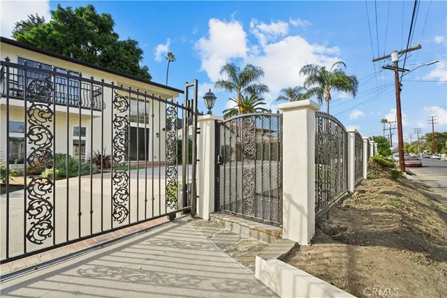 $7,995 | 7425 Vanalden Avenue, Reseda, CA 91335