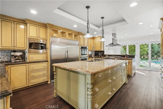 $7,995 | 7425 Vanalden Avenue, Reseda, CA 91335