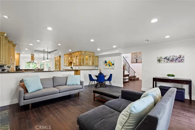 $7,995 | 7425 Vanalden Avenue, Reseda, CA 91335