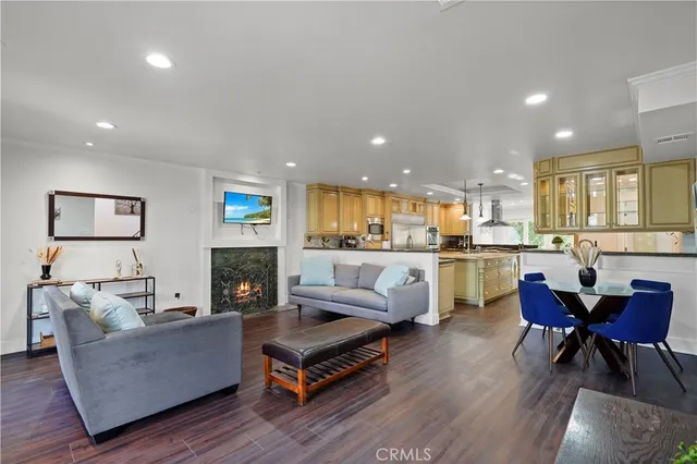 $7,995 | 7425 Vanalden Avenue, Reseda, CA 91335