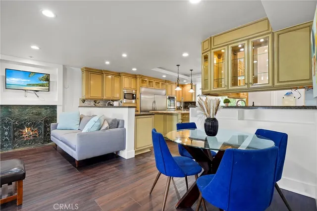 $7,995 | 7425 Vanalden Avenue, Reseda, CA 91335