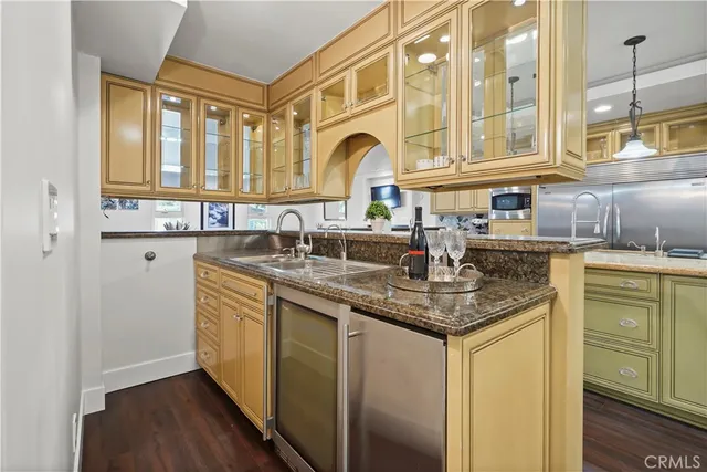 $7,995 | 7425 Vanalden Avenue, Reseda, CA 91335