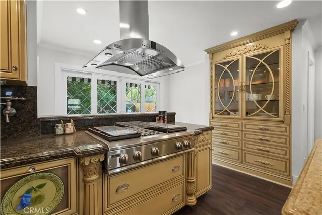 $7,995 | 7425 Vanalden Avenue, Reseda, CA 91335